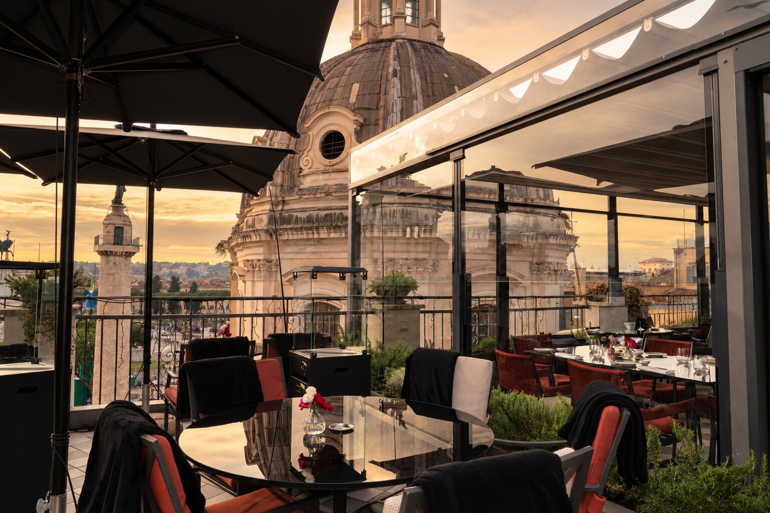 Terrazza di Oro Bistrò al tramonto, con vista sull’architettura romana